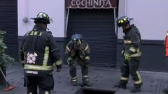 Bomberos atienden incidente en una mufa de la...