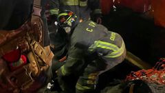 Bomberos rescatan a persona atrapada en una c...