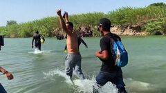 Migrantes logran cruzar el Río Bravo