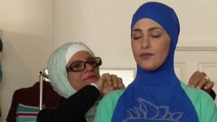 Francia veta el uso del burkini en albercas p...