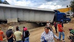 Persecución y balacera tras robo de tráiler e...