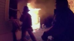 Así fue el rescate de un niño de una casa rod...