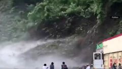 Captan impresionante deslave en carretera de ...