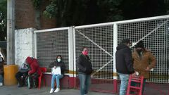 Largas filas en clínicas de CDMX para obtener...