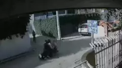Captan grave accidente de dos menores en moto...