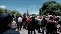 Campesinos bloquean carretera Toluca-Atlacomu...