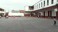 Terminan ciclo escolar sin agua y sin luz