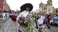 Así realizan desfiles en el marco de la Guela...