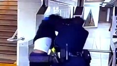 Captan pelea entre joven y policía en Metro d...