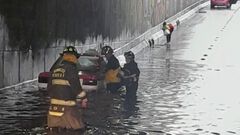 Rescatan vehículo en bajo puente inundado en ...