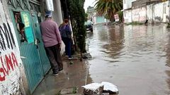 Vecinos de Ecatepec sellan fisuras de viviend...