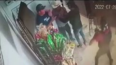 Hombres armados prenden fuego a establecimien...