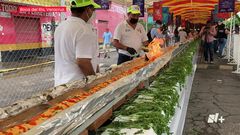 Boqueños cocinan el filete relleno de marisco...