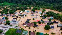 Inundación y desastre en calles de Kentucky, ...