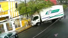 Camión fuera de control se impacta contra cas...