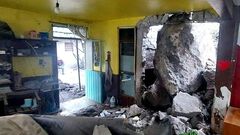 Cae roca sobre vivienda en Valle de Chalco
