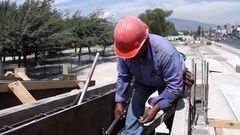 Albañiles soportan trabajando a más de 40 gra...