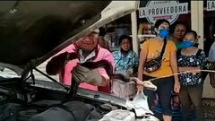 Sacan una serpiente del motor de una camionet...