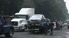 Volcadura causa caos vehicular en la autopist...