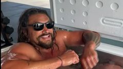 Jason Momoa se sumerge en tina de agua helada
