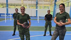 Paola Rojas entrena con integrantes del Ejérc...