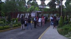 Desalojan a padres de familia de rechazados e...