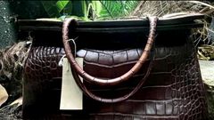 Exhiben bolso de piel en zoológico de Londres