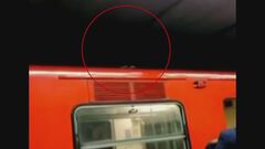 Hombre se sube a techo de tren en estación Ce...