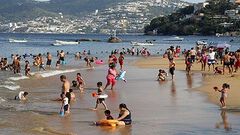 Turistas se agarran a golpes y a botellazos d...
