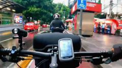 Exhiben en video a motociclistas invadiendo c...