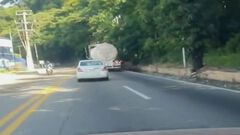 Graban momento exacto en que pipa de Pemex ch...
