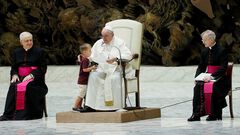 Menor sorprende al papa Francisco durante aud...