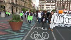 Manifestantes de la Central de Abasto marchan...