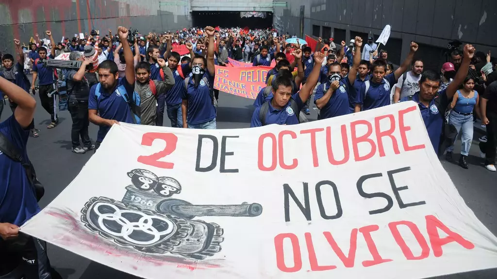 Ciudadanos marchan para conmemorar la masacre del 2 de octubre de 1968