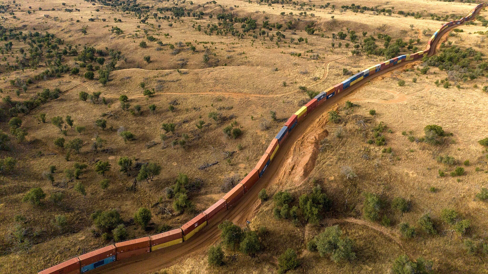 Arizona Retira Muro de Contenedores de Frontera con México