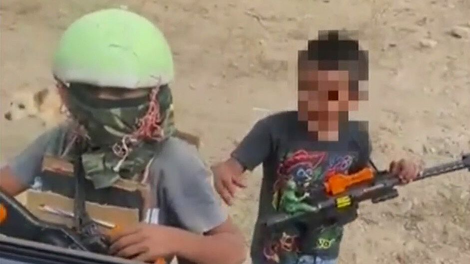 Graban a Niños Jugando a Emular un Retén de Sicarios
