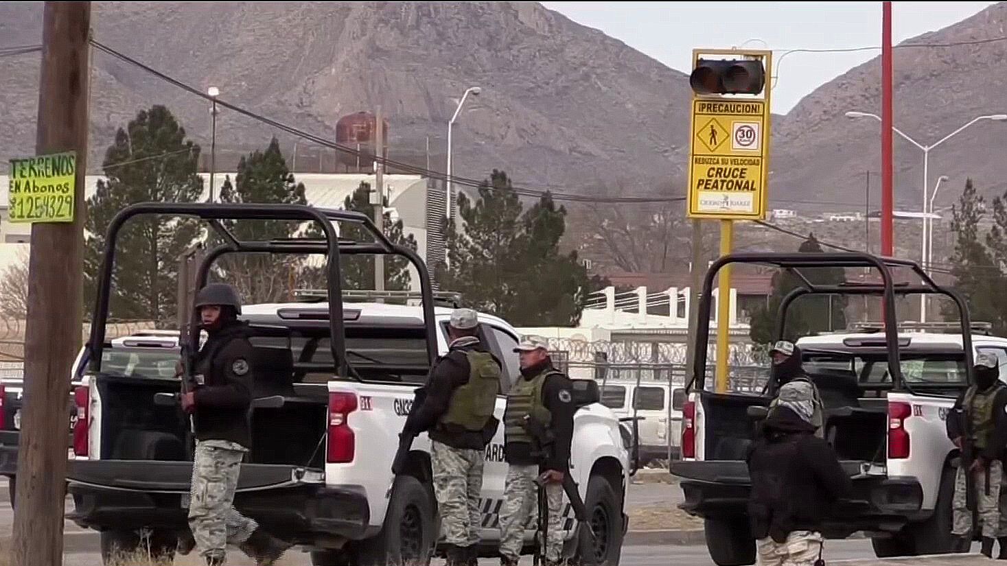 Militares y Policías Frente Semefo Donde Está “El Neto”