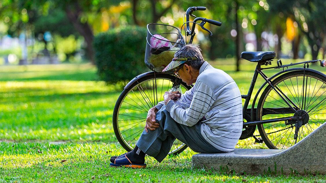 ¿Cuáles son los Riesgos de la Soledad en Adultos Mayores? | N+